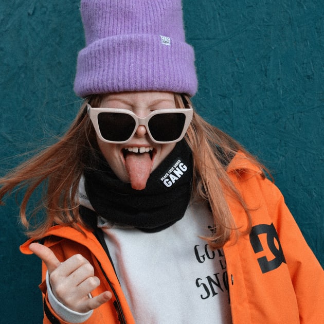 zdjęcie dziewczyny w czapce i polarowym kominie