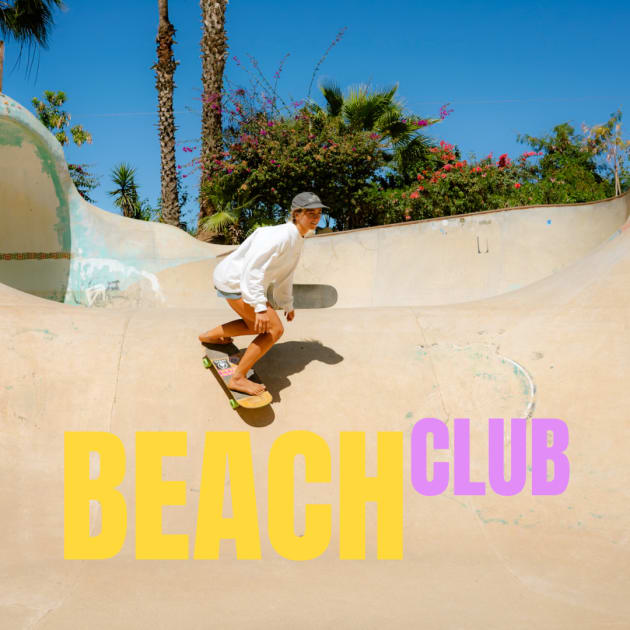 zdjęcie dziewczyny w bluzie na surf skate