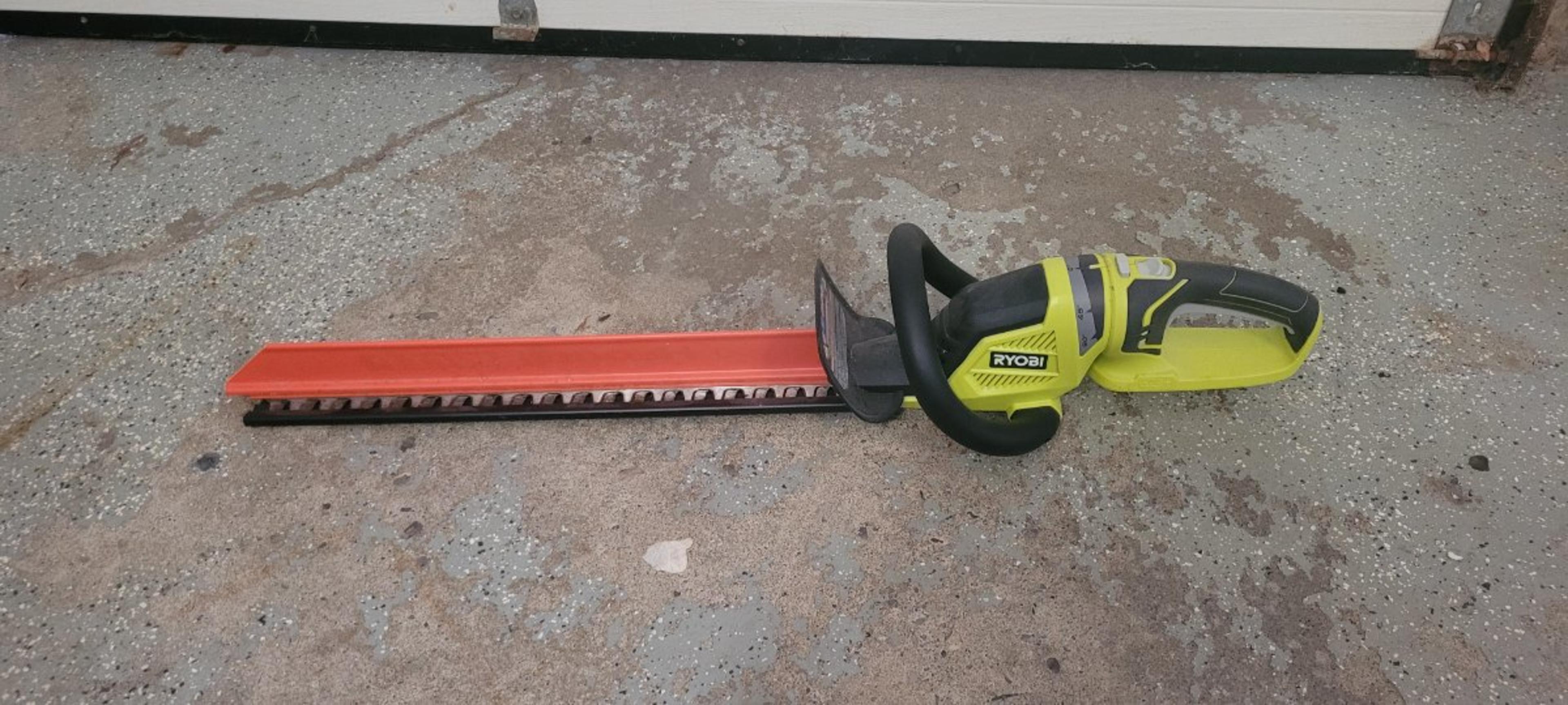 Hedge/Bush trimmer for rent — toolshare