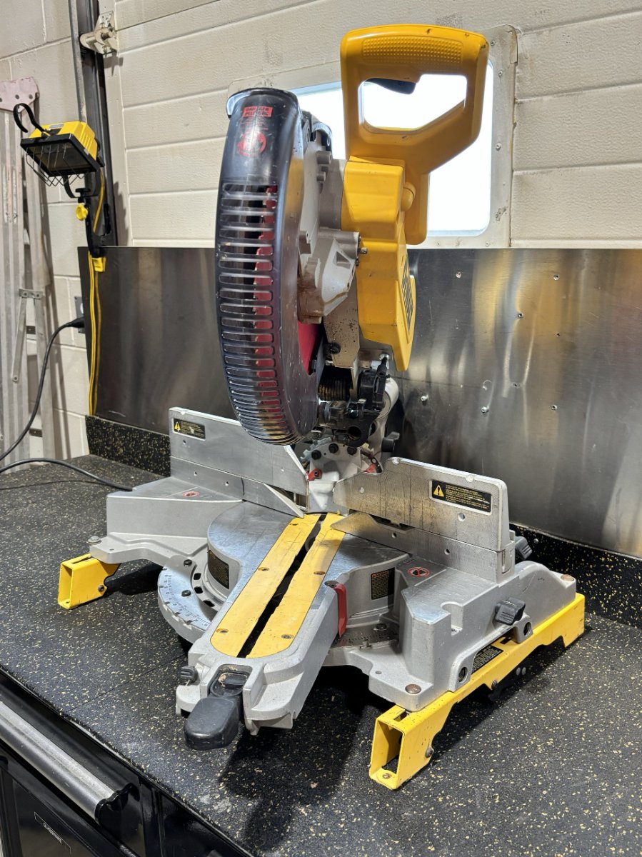 Dewalt mitre saw — photo 1