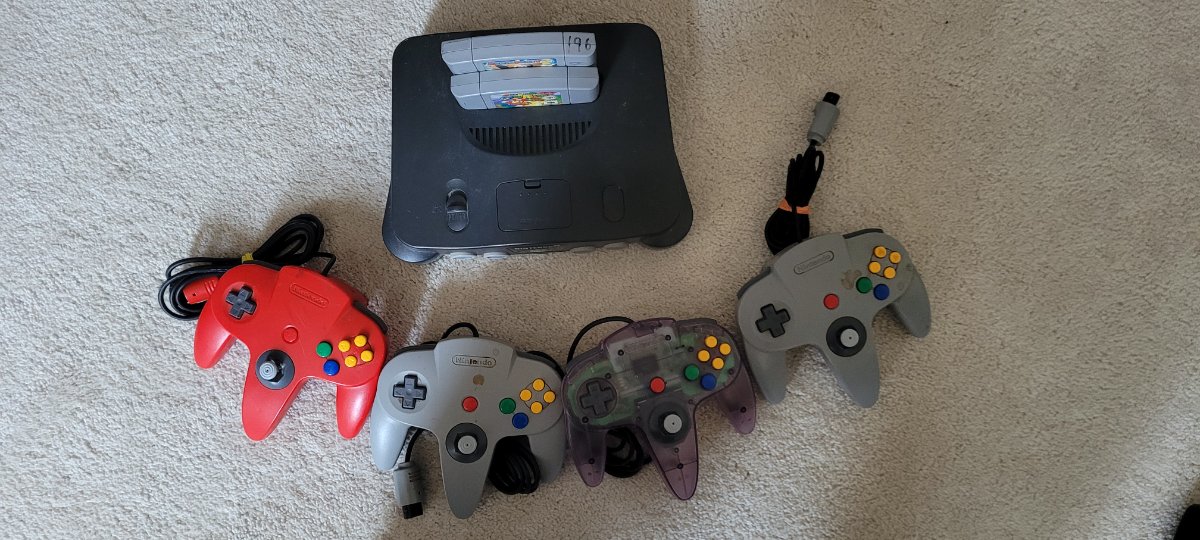 Nintendo N64 - 4 Controllers - 2 Game — photo 1