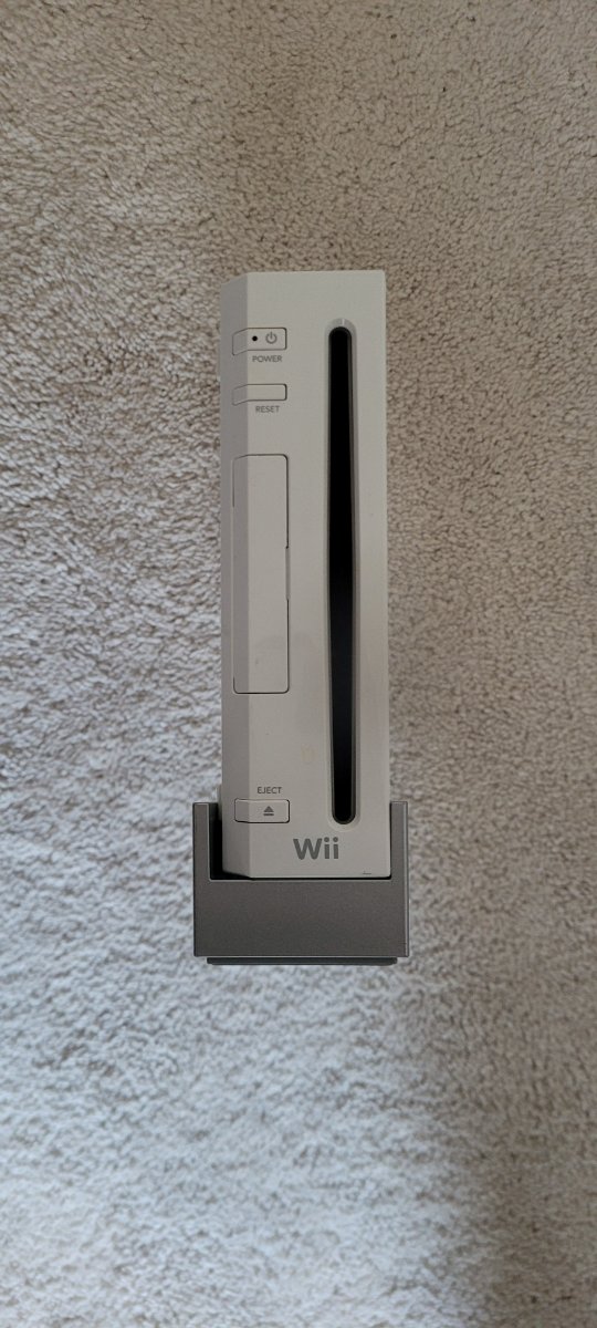 Nintendo Wii - 4 Controllers - 4 Games — photo 1