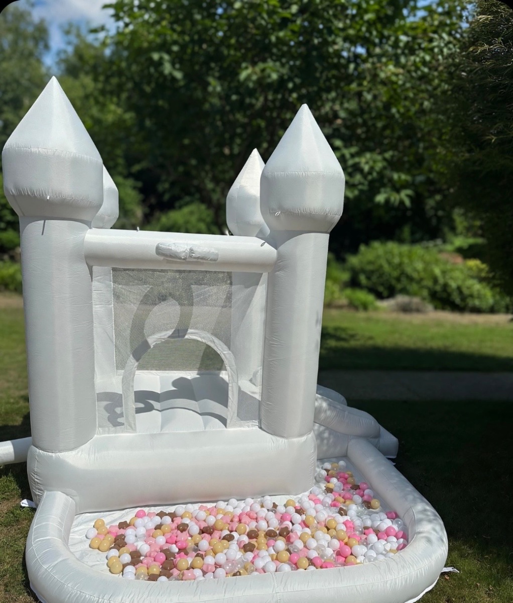 Bouncy castle — photo 1