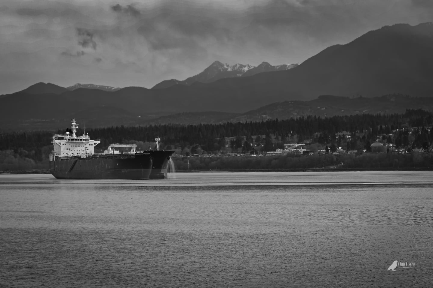 Tanker ship anchored in the Strait of Juan de Fuca with Olympic Mountains — Port Angeles, Washington