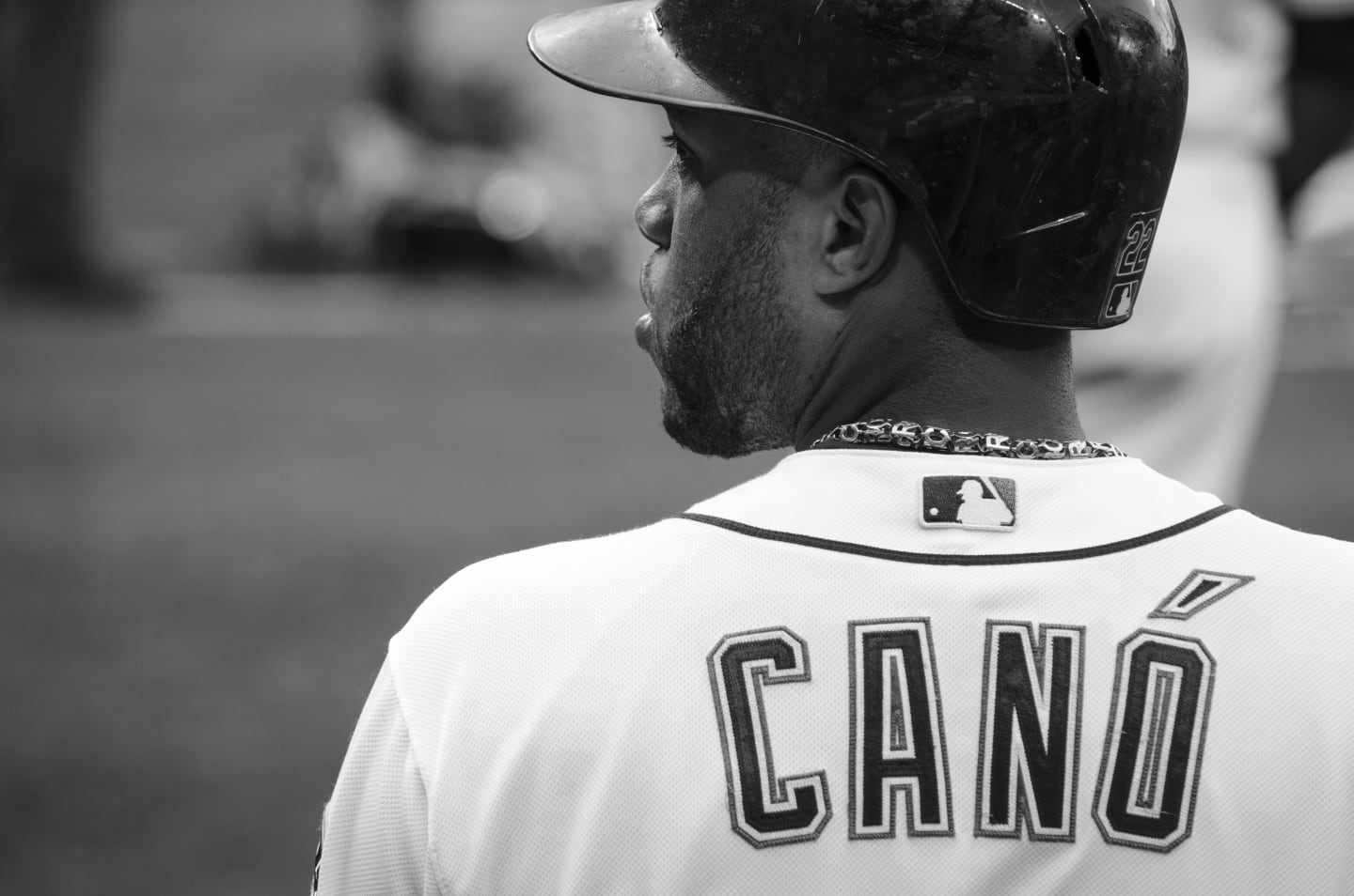 Black and white photo of Mariners player taking lead off first base