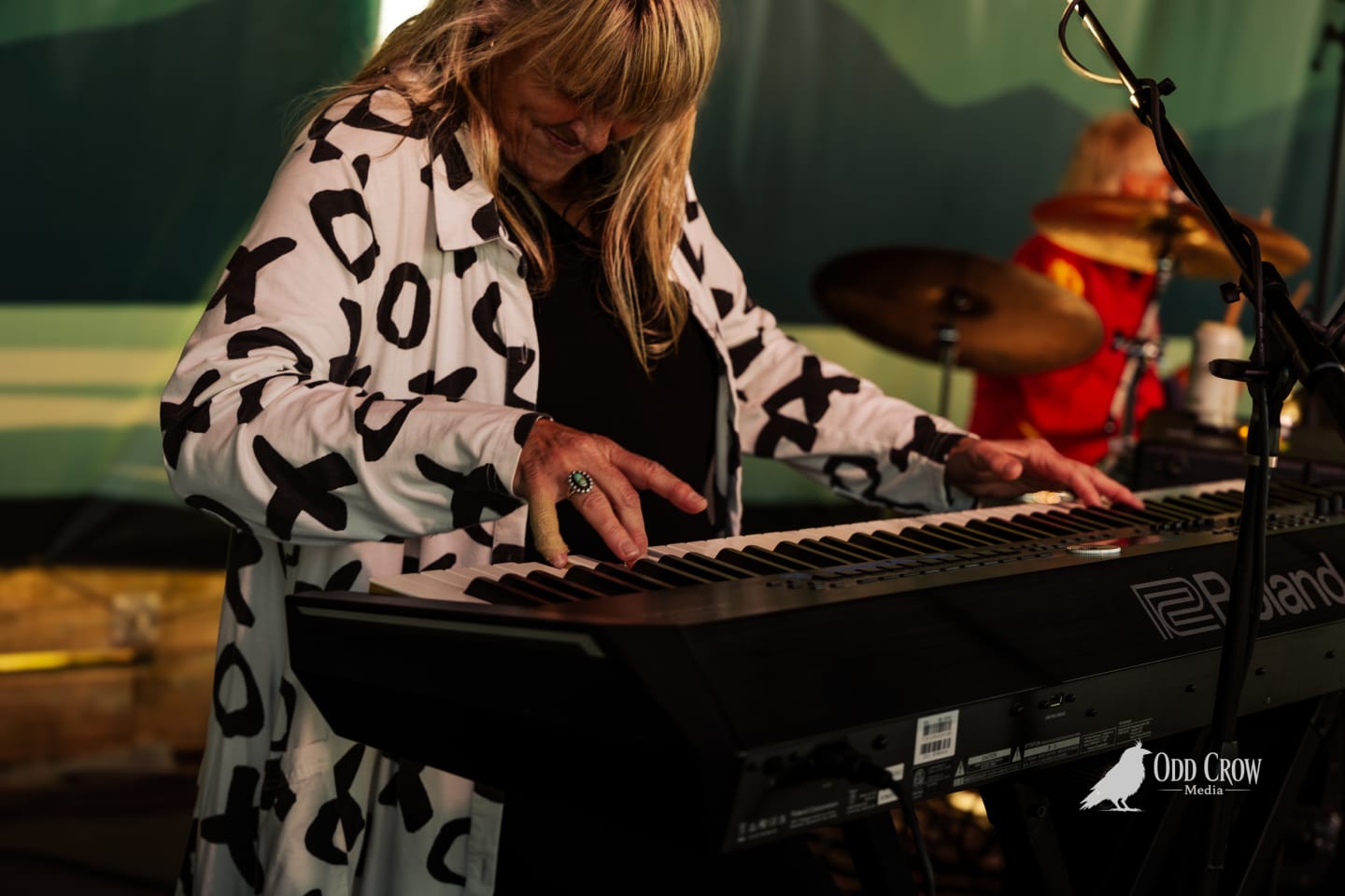 Sound Advice's singer performing with a bandaged hand