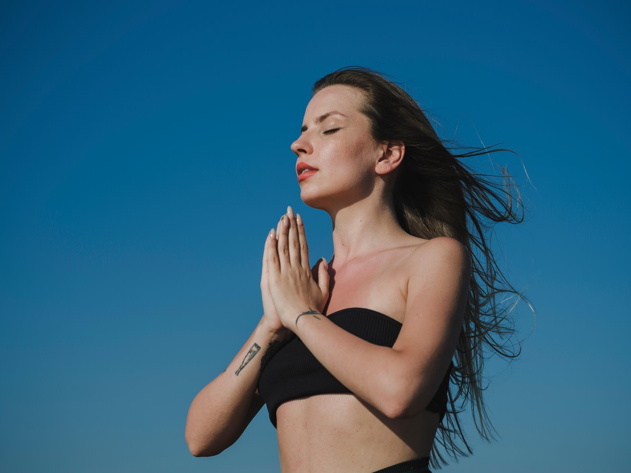 Imagen relacionada con Meditaciones matutinas que transforman tu día: activa la abundancia desde que abrís los ojos