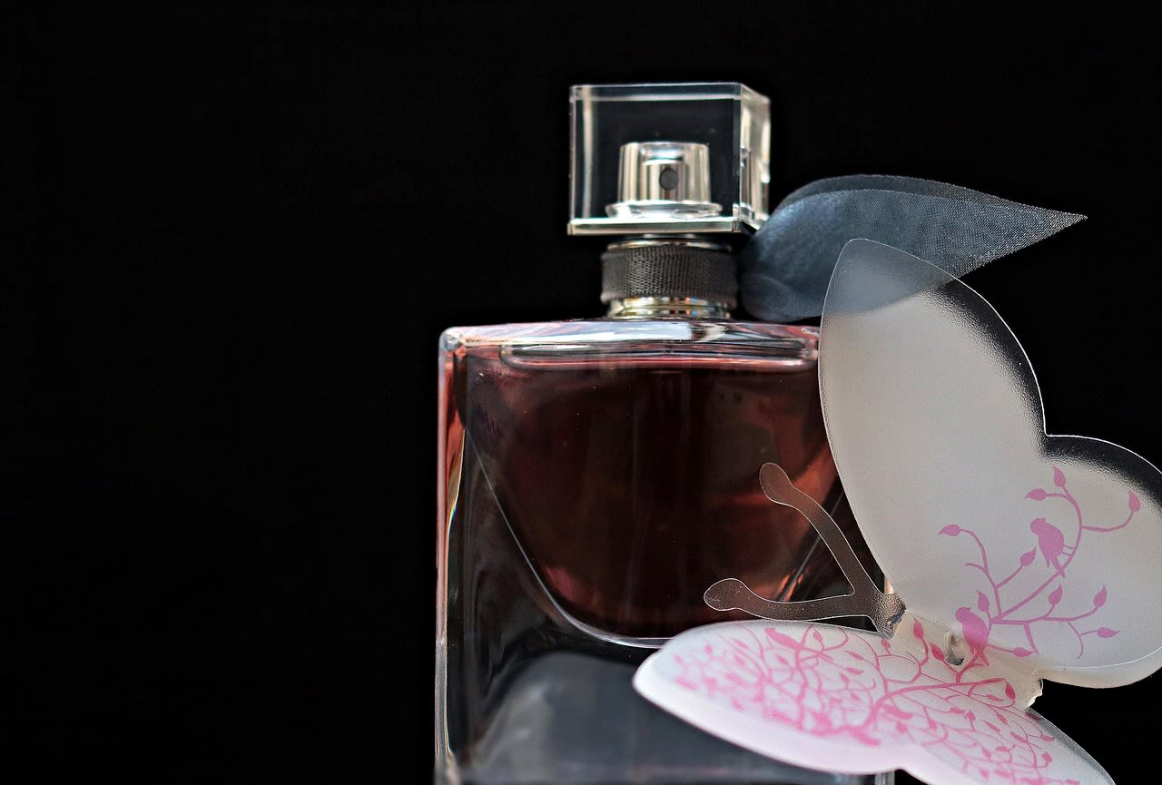 Imagen relacionada con PELIGRO: La razón médica por la que nunca hay que poner perfume en el cuello