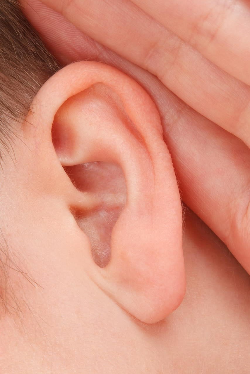 Imagen relacionada con Ear Seeding: ¿La técnica ancestral que deshincha tu rostro y reconecta tu energía?