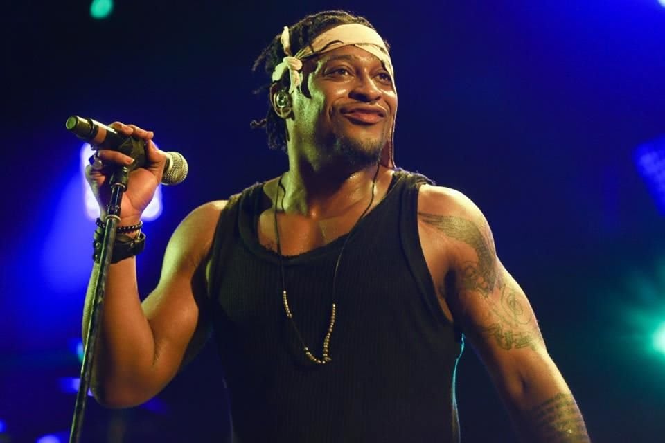D'Angelo, cantante de R&B ganador del Grammy, muere a los 51 años