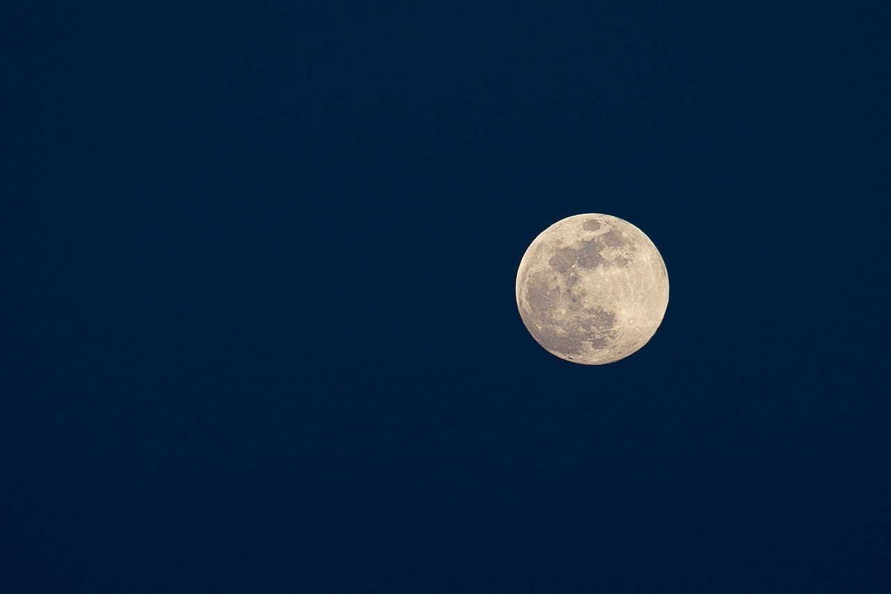 Imagen relacionada con ¿Qué debo soltar antes de la Luna Azul? La pregunta que cambiará tu vida