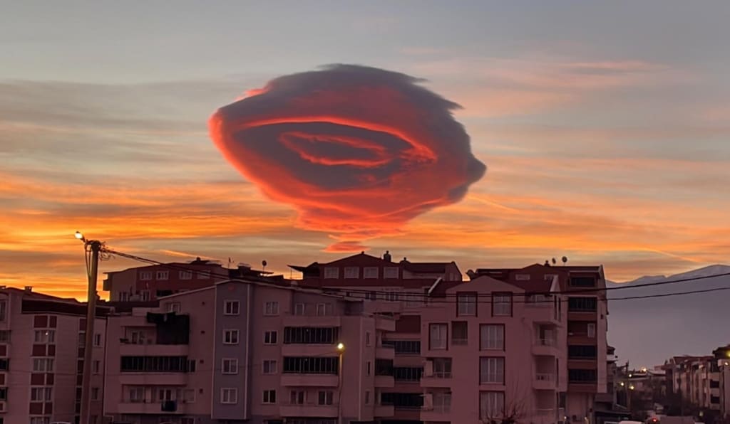 Una nube o un OVNI La figura que apareció en el cielo de Turquía Una nube o un OVNI La figura que apareció en el cielo de Turquía