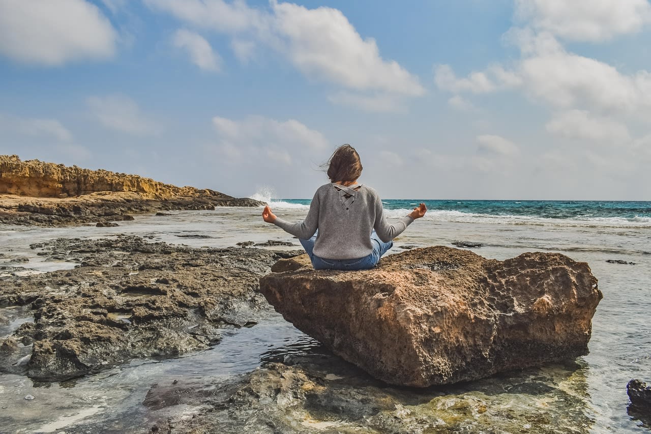 Meditación bajo la LUNA LLENA: Manifestá deseos desde tu energía más pura 1 Imagen relacionada con Meditación bajo la LUNA LLENA: Manifestá deseos desde tu energía más pura
