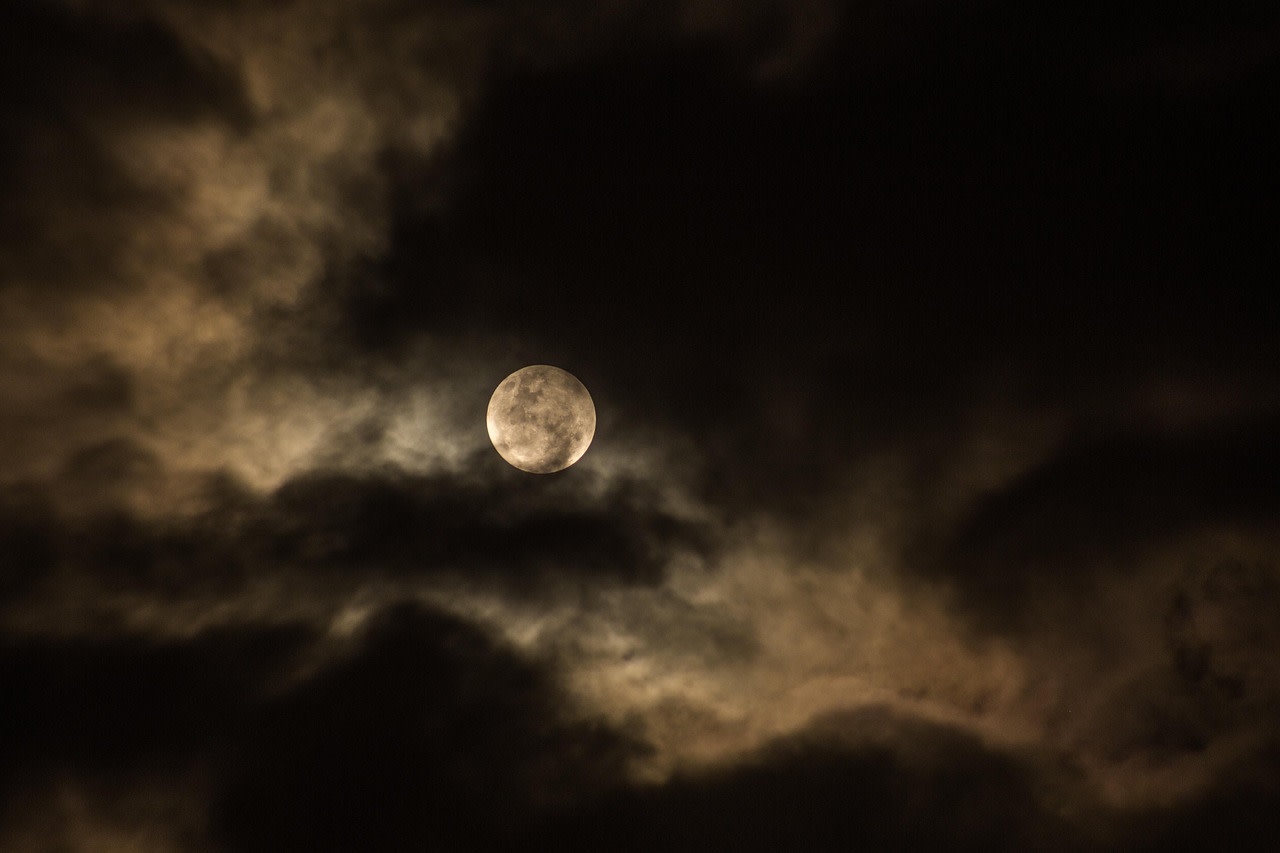 Imagen relacionada con La Luna Llena de octubre 2025 (“Harvest Supermoon”) tiene un significado espiritual raro y será especialmente visible.