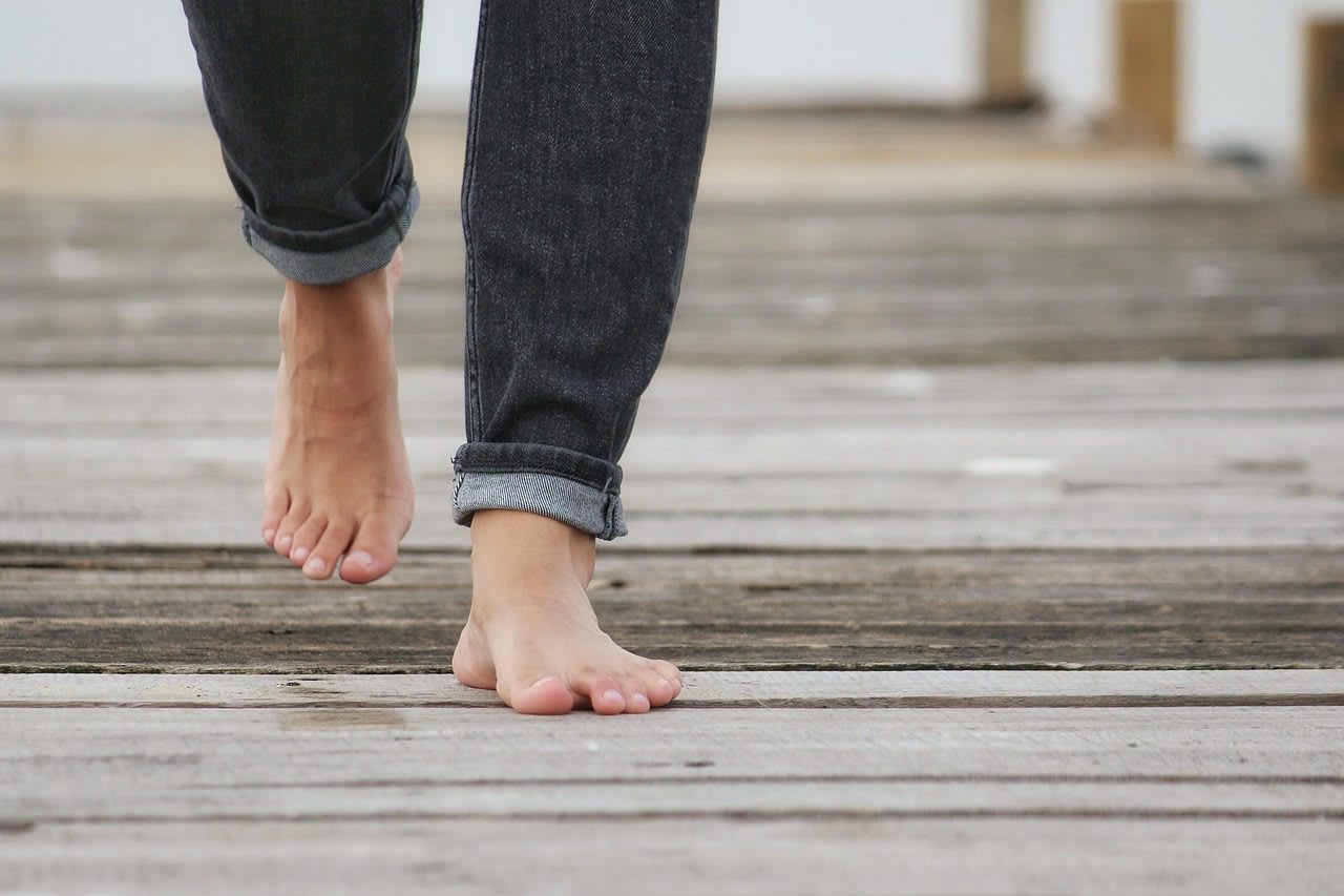 Los beneficios de CAMINAR DESCALZO, El poder de la TIERRA
