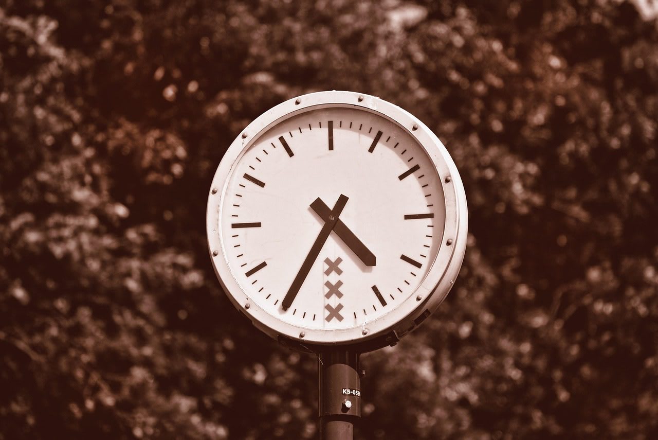 Imagen relacionada con Qué significa despertar a las 4:44 y su mensaje espiritual oculto