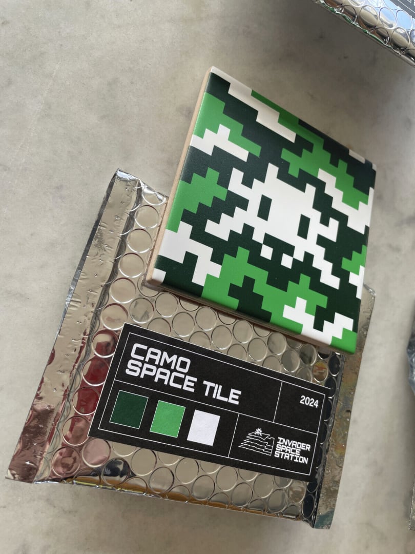 Camo Space Tile (Green, black and white) – Invader