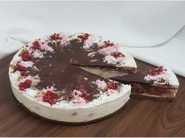 Raw biela čokoláda & maliny — torta na objednávku Bratislava