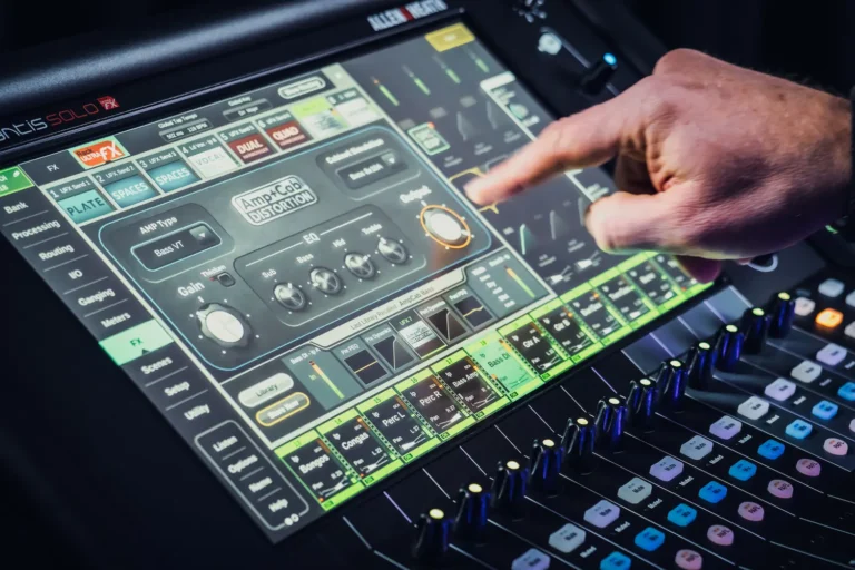Técnico de sonido editando un efecto en una mesa de mezclas digital