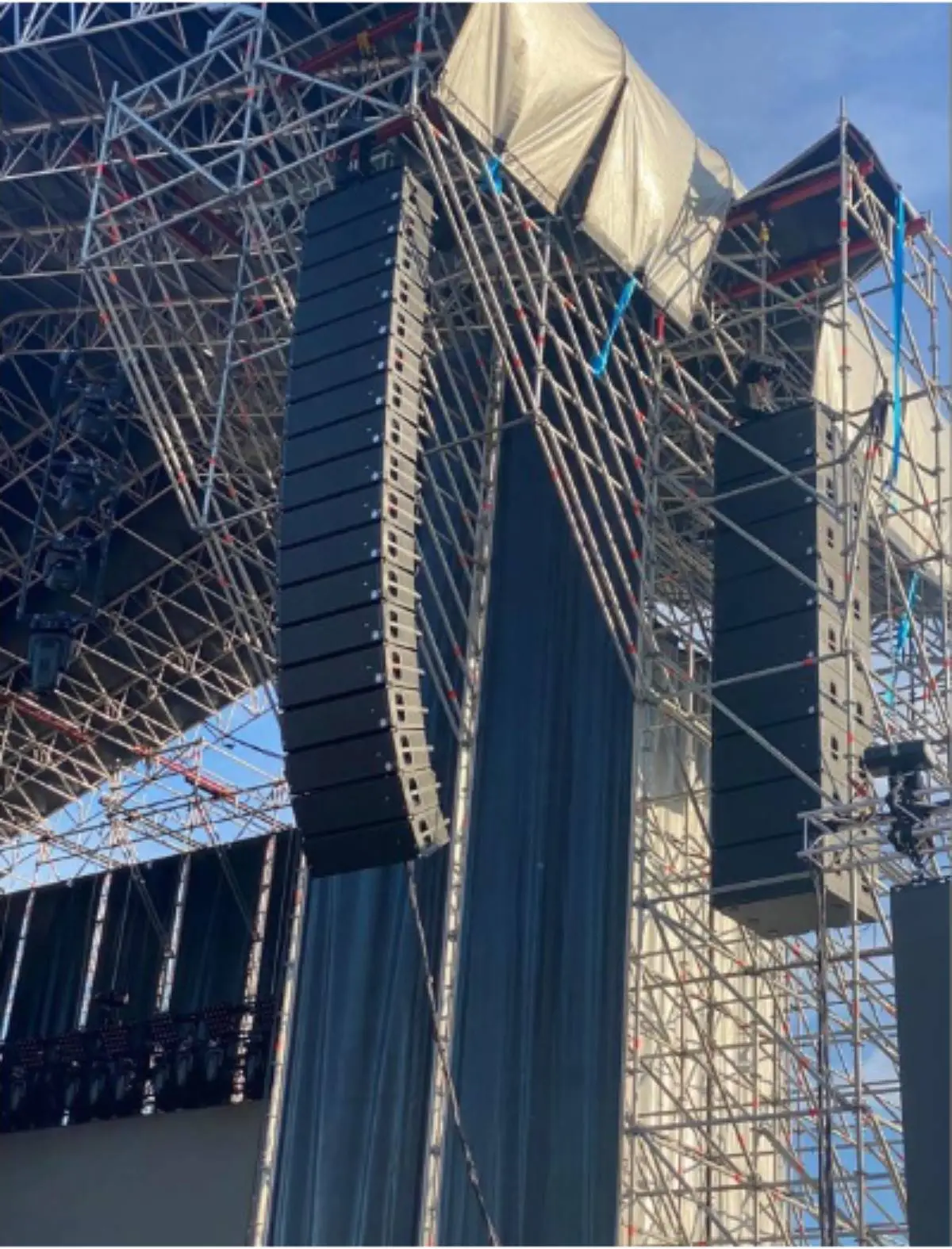 Dos line arrays volados en el lateral de un escenario