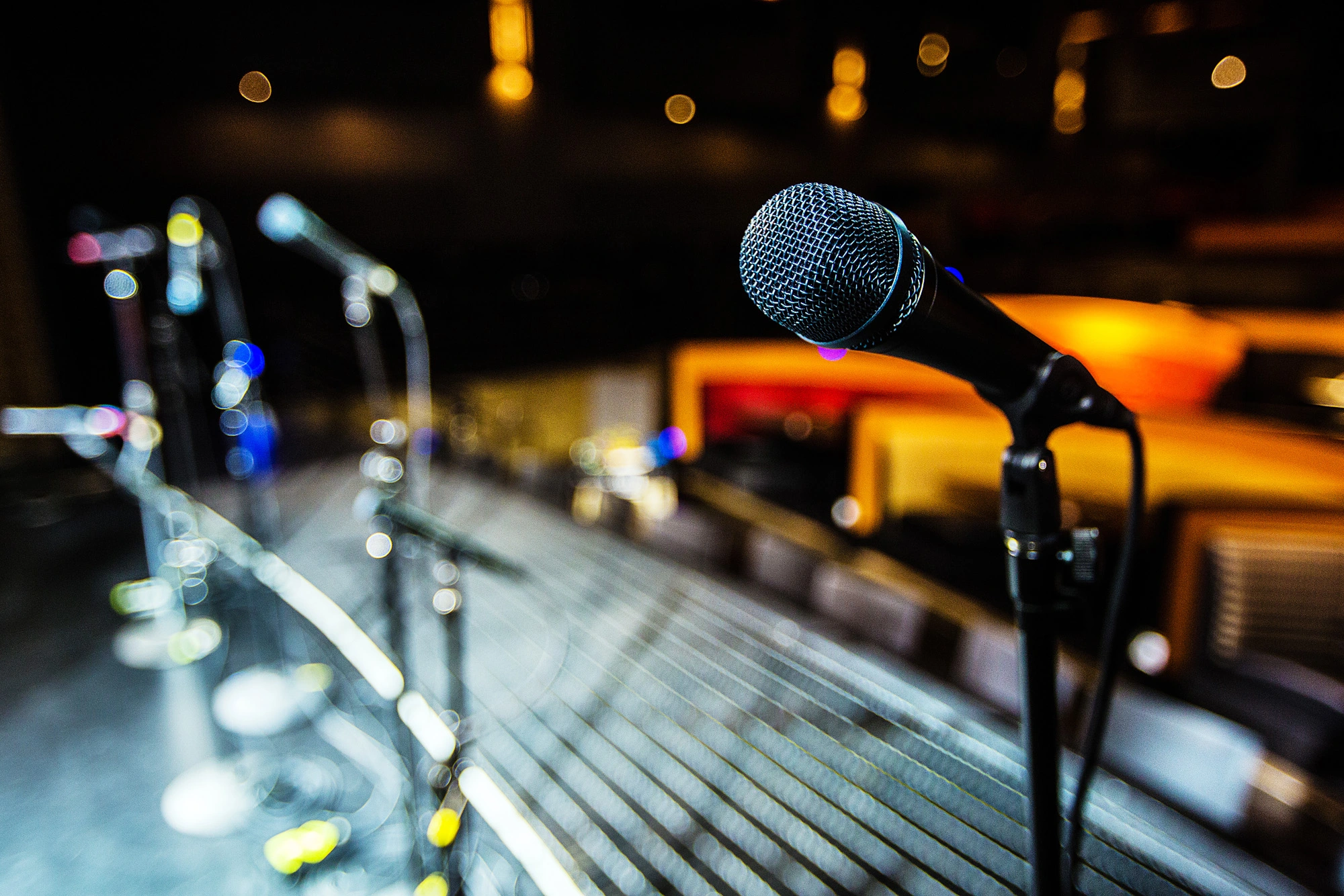 Microfonos en el escenario para la captación de los interpretes.