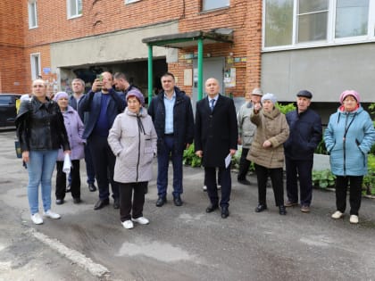 Для решения вопросов, обозначенных в ходе приема граждан, Юрий Зиновьев выехал на встречу с жителями дома №11 Жемчужного проезда