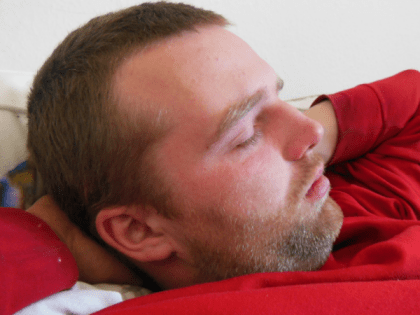 Снижает давление и избавляет от затяжной бессонницы: сделайте эту процедуру за 10 минут до сна