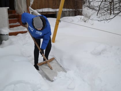 Активисты «Молодой Гвардии» и «Волонтерской Роты» оказали адресную помощь пожилой женщине