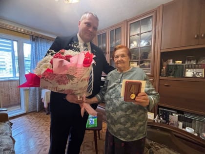 Александр Артамошкин поздравил труженицу тыла со 100-летним юбилеем