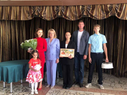 Депутат вручил медаль многодетной матери Пензенской области