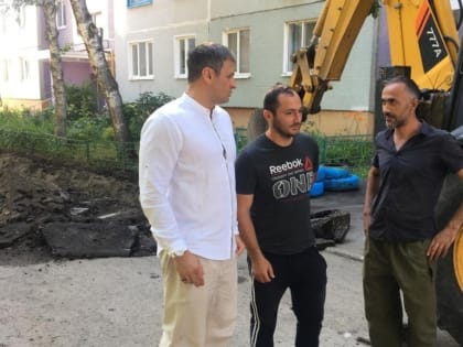 Алексей Савичев взял на контроль ход работ по асфальтировке двора на проспекте Строителей