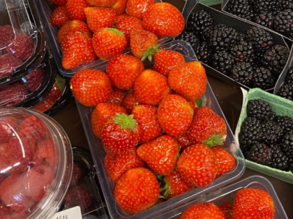 Это самая вредная ягода растет абсолютно на каждом огороде: а мы едим ее, еще и детей заставляем