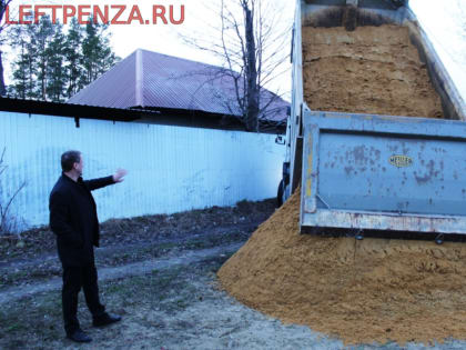 Виктор Хомец организовал доставку песка на детскую площадку в микрорайоне Ахуны