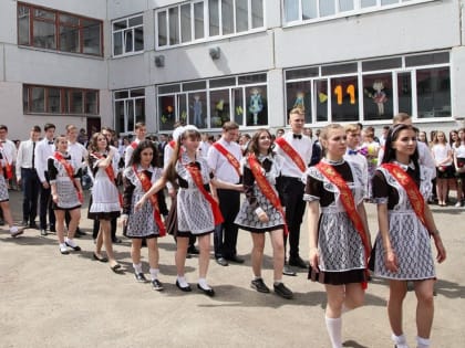 Александр Самокутяев поздравил выпускников с праздником 