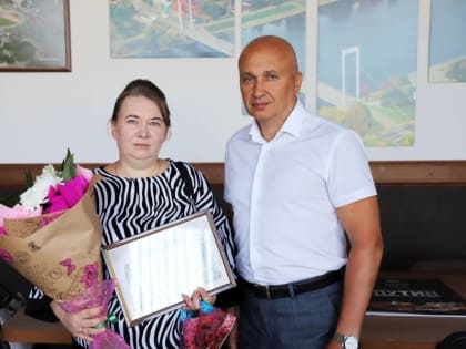 Юрий Зиновьев вручил Благодарственное письмо жене бойца СВО