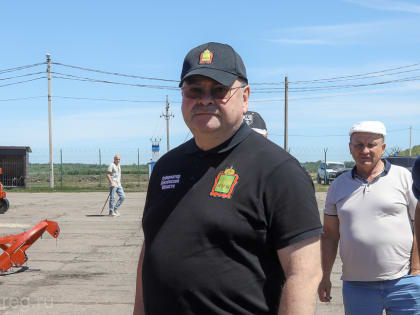 Олег Мельниченко оценил работу аграриев в двух районах региона