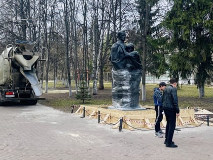 В Пензе ремонтируют постамент памятника «Проводы»