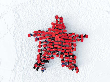 Молодогвардейцы и активисты «Волонтерской Роты» выстроились в звезду ко Дню защитника Отечества