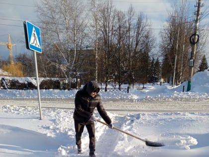 Работы по уборке снега продолжаются