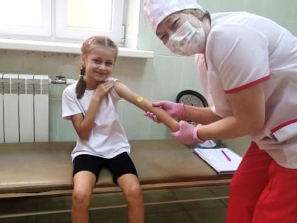 Родителям напомнили о необходимости детских прививок летом