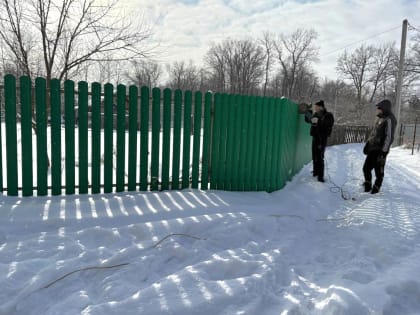 По обращению жителей микрорайона Ахуны начат демонтаж самовольно возведенных построек