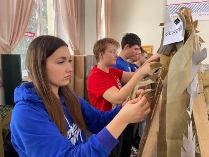 На базе штаба общественной поддержки пензенские активисты плетут маскировочные сети для российских военнослужащих