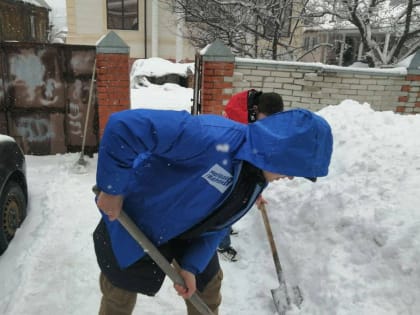 Активисты «Молодой Гвардии» и «Волонтерской Роты» помогли в расчистке снега многодетной матери