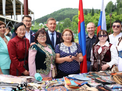 «Единая Россия» поздравляет жителей регионов с Днём России