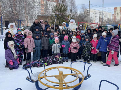 На улице Ладожской в округе Владимира Обухова прошел рождественский праздник двора