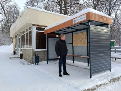 Денис Желиховский помог с установкой остановочного павильона на улице Совхоз-техникум