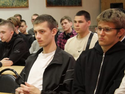 Студентам рассказали о преимуществах службы по контракту