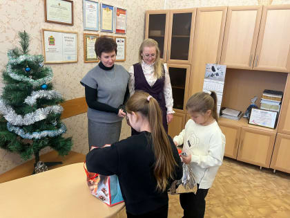 Муниципальные служащие исполнили мечты 45 ребятишек