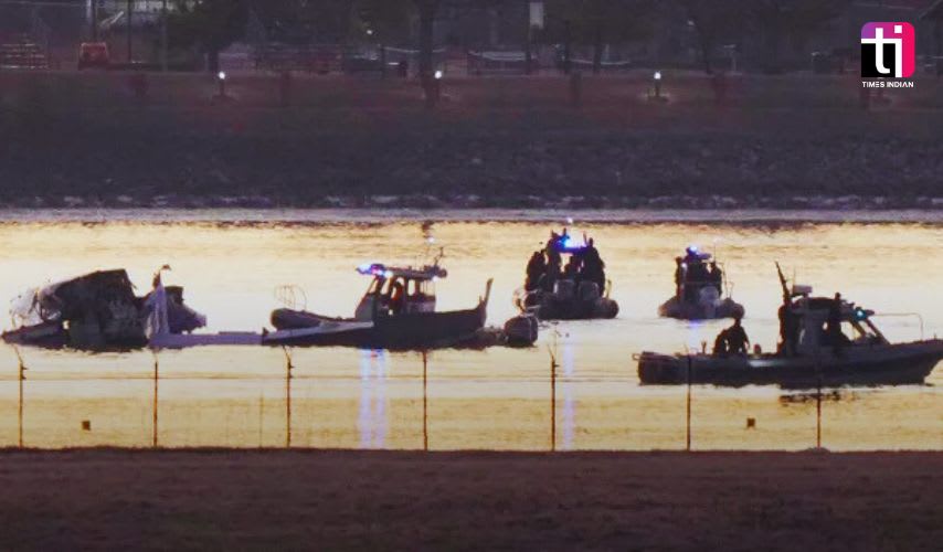 Washington DC Plane Crash: Passenger plane and helicopter collide in America, causing panic, 60 passengers feared dead
