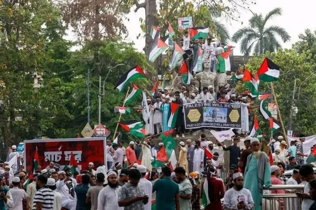 Over 1 Lakh People Flood Dhaka Streets in Support of Palestine, Burn Effigies of Netanyahu & Trump